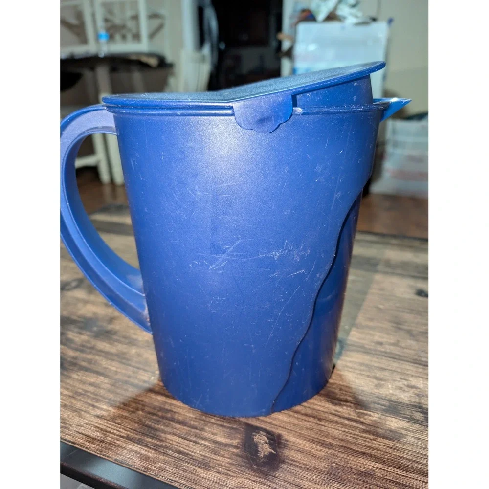 Tupperware Pitcher With Lid Blue Plastic Beverage Drink Carafe used condition D1